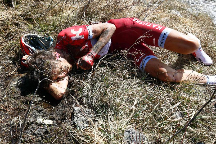Il suo Giro finisce alla diciannovesima tappa. Nella discesa dal Colle dell&#39;Agnello cade e precipita nel greto di un torrente rimediando la frattura di una clavicola. Afp